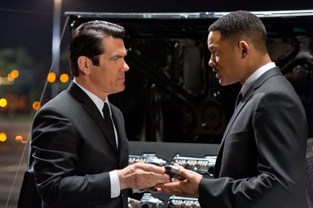 Josh Brolin and Will Smith in MEN IN BLACK 3 movie image